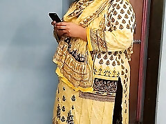 35 Year Older (Ayesha Bhabhi) bakaya paisa lene aye the, paise ke badle padose se kiya Choda Chudi, Hindi Audio - Pakistan