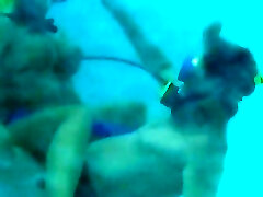 amber lynn bach-baise sous l'eau