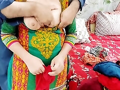 印度怀孕的妈妈性交由丈夫的朋友在家里与清晰的印地语音频