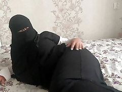 Syrian milf in hijab masturbates unshaved pussy to orgasm