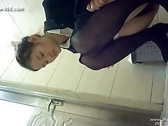 chinese gals go to toilet.121