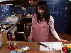 日本日本女孩在一只大公鸡上插科打诨，然后得到