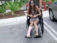 BANGBROS-娇小的残疾性感的女孩金伯利科斯塔被搞砸在爆炸巴士上