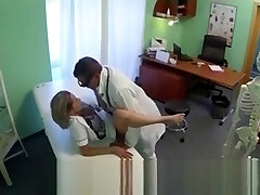 enfermera rubia sexy follada por el médico en su consultorio