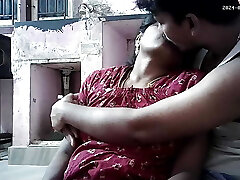 femme de maison indienne chaude s'embrassant et pressant les seins