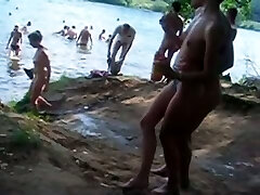 Hidden cam video ripreso durante una passeggiata attraverso una spiaggia per nudisti