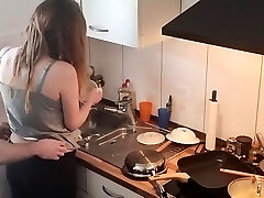 18-jährige teen stiefschwester wird in der küche gefickt, während die familie nicht zu hause ist
