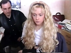 Initiation au sexe buttfuck pour cette blonde qui sera même surprise de subir un fist pounding à trois très hard