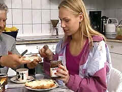 Onkel Athur hat einen Lolly fuer Monikas kleine Moese Onkel Athur hat einen Lolly fuer Monikas kleine Moese