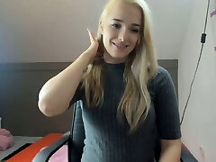 This webcam model's booty is so jiggly and squishy and she got a backside