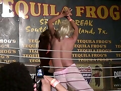 une blonde coquine exhibe ses beaux seins dans un club
