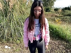 pilló a una chica meando y la llevó a las montañas a follar