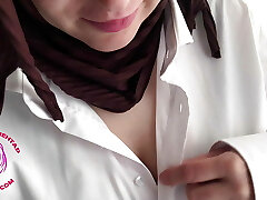 मुस्लिम लड़की & # 039;स्तनों