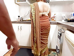romance de couple indien dans la cuisine - saree sex-saree levé, cul fessée seins presse