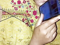 Desi Amma ki kamar me dard tha to amma ne apne bate se rubdown ke bahane chodwiya, hind Desi Amma ki kamar me dard tha to amma ne apne bate se rubdown ke bahane chodwiya, hind