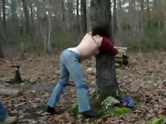 ma salope attachée à un arbre et baisée brutalement