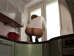 这个荡妇喜欢炫耀她的尼龙复盖的屁股在厨房柜台的顶部