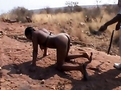 Africaine babe obtient fouettée au milieu de nulle part