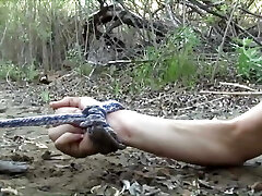 शरारती सुनहरे बालों वाली लड़की समुद्र तट पर और माहौल एक आदमी मुंहतोड़ उसे बट