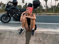 Motorbike gf peeing on the roadside Motorbike gf peeing on the roadside