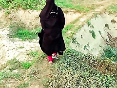 rief ein schönes mädchen an, das von draußen hijab trug und gefickt hatte