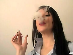 एक अन्य महिला धूम्रपान