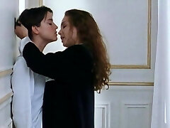 克莱尔Keim和阿加特德拉Boulaye在女同性恋爱情的场景
