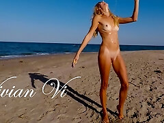 नग्न कसरत समुद्र तट पर-एक सुंदर, छोटे स्तन के साथ