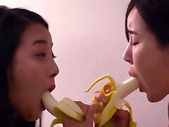 jedzenie bananów 