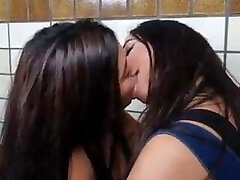 лесбийский поцелуй 01