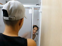 spying on my slutty stepsister in the bathroom- pornography in Spanish