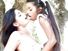 la petite adolescente lesbienne lupe baise en ciseaux