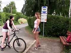 стройная действительно похотливая лекси дождь превращает велосипедное веселье в лесбийский секс на открытом воздухе