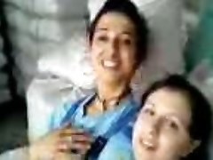 Turkish gals Fabrika kizlari birbirlerini oksuyor