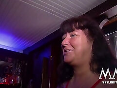 Swinger party featuring cougar chicks and perverted dudes