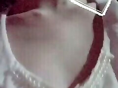 无尽的日本女孩在居民区徘徊