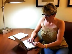 巨大的射液她的眼镜