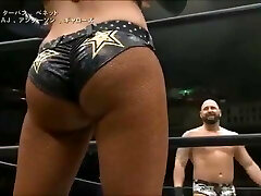 玛丽亚Kanellis在摔跤比赛中分心的男人