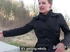 短头发的金发女郎撞在公共汽车 短头发的金发女郎撞在公共汽车