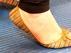 latina dziewczyna elastyczny łuk stopy w buty