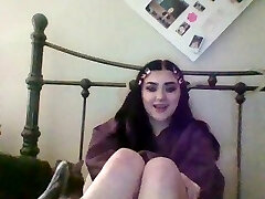 Quirky and Edgy Gamer Lady... AND SHE HAS Soles? And She juuls?