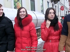 美味的青少年女孩性交的残酷地在狗的位置在简洁性的剪辑