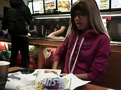 她是书呆子兼淋浴在她的眼镜