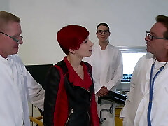 Rothaarige Punkerin auf Gynstuhl beidseitig untersucht Rothaarige Punkerin auf Gynstuhl beidseitig untersucht