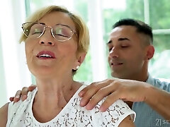 痴迷的性年轻的家伙乱搞老婊子的讨厌的stepaunt Malya