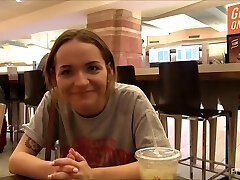 年轻女孩得到了接受挑战 年轻女孩得到了接受挑战