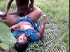 Indian slut gets a good screw in the woods
