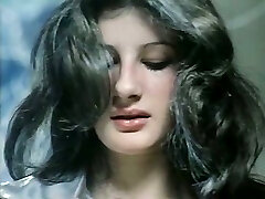 淘气和瘦黑发与毛茸茸的小猫骑在一个刺 淘气和瘦黑发与毛茸茸的小猫骑在一个刺