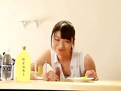 买这个苏打水，并采取两个系列