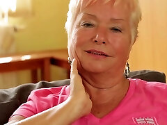 放荡的奶奶坚持一个巨大的假阳具内心深处她的娘们